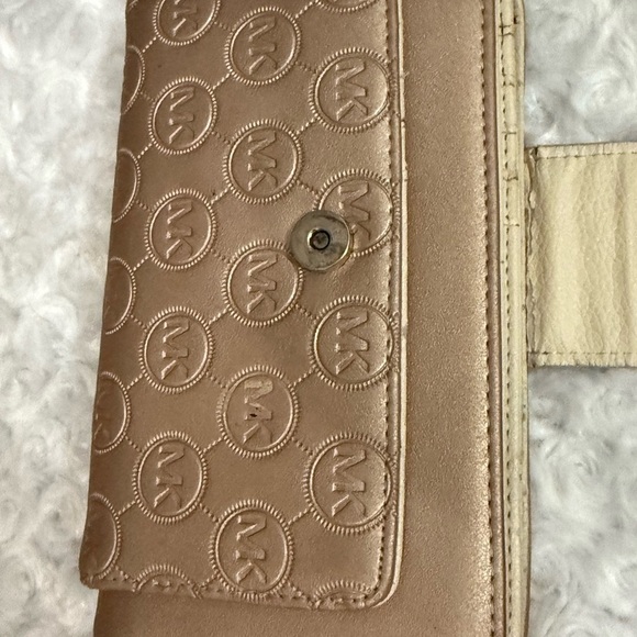 Michael Kors Gold Bag with Signature Monogram - Picture 4 of 12